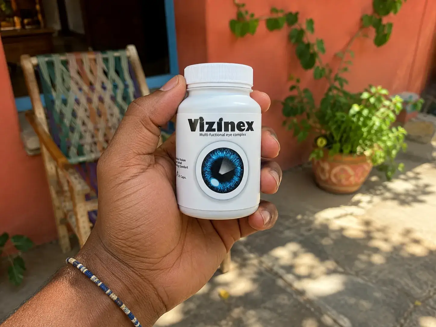 Vizinex en la mano en un patio mexicano